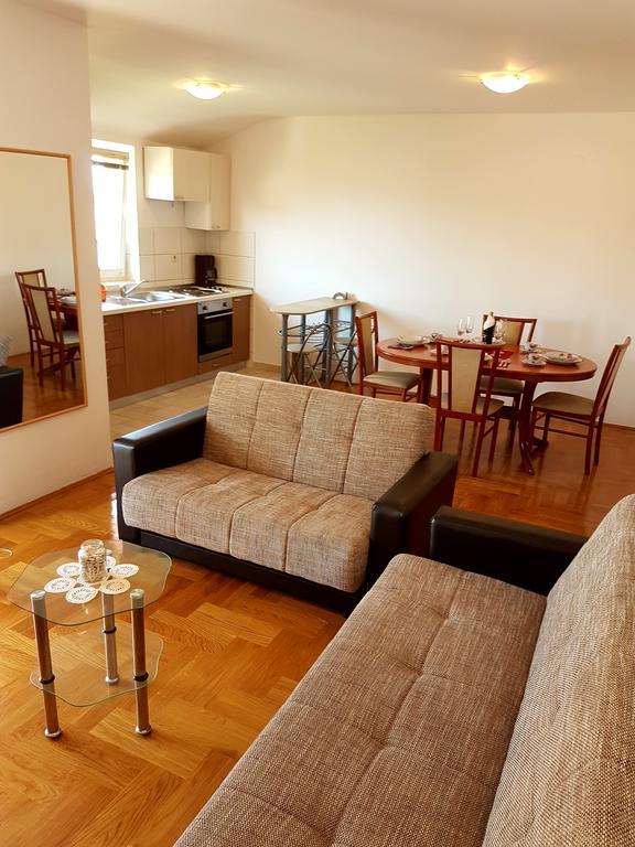 Apartments Dunja Малинска Екстериор снимка